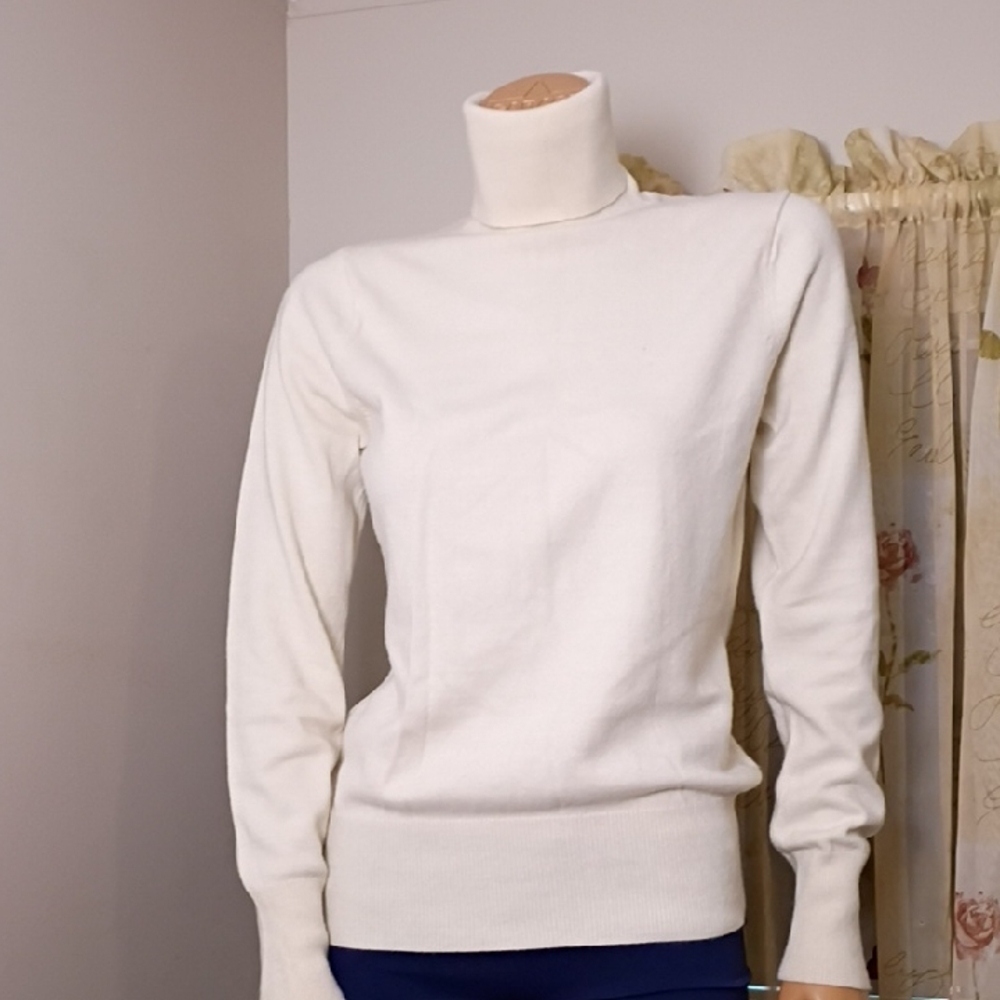 VENUS Cream Lightweight Turtleneck Long Sleeve Sweater, Size‎ M